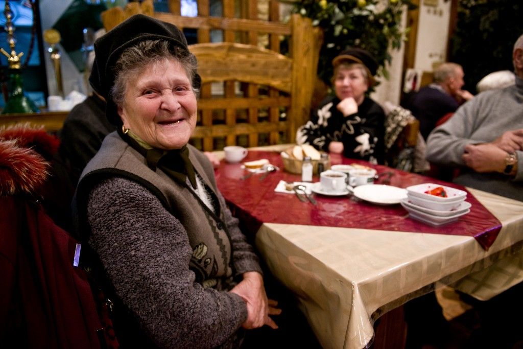 Бари бабушка. Пожилые люди в кафе. Бабушка в ресторане. Чаепитие у бабушки. Пожилая женщина в ресторане.