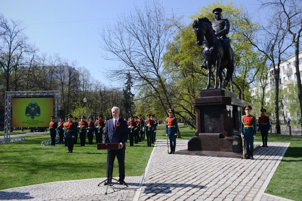 Какому маршалу установлен памятник в москве. Памятник Константину Рокоссовскому Москва. Памятник Рокоссовскому в Москве на бульваре Рокоссовского. Памятник маршалу Рокоссовскому в Москве на бульваре.