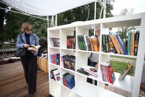 "Вечерняя Москва" передает 500 книг в Летнюю читальню ВДНХ