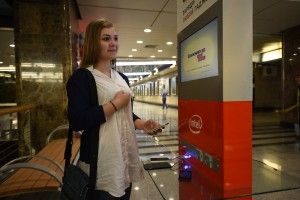 Зарядка мобильных телефонов на станции метро "Выставочная". Полина Крамар заряжает мобильный телефон