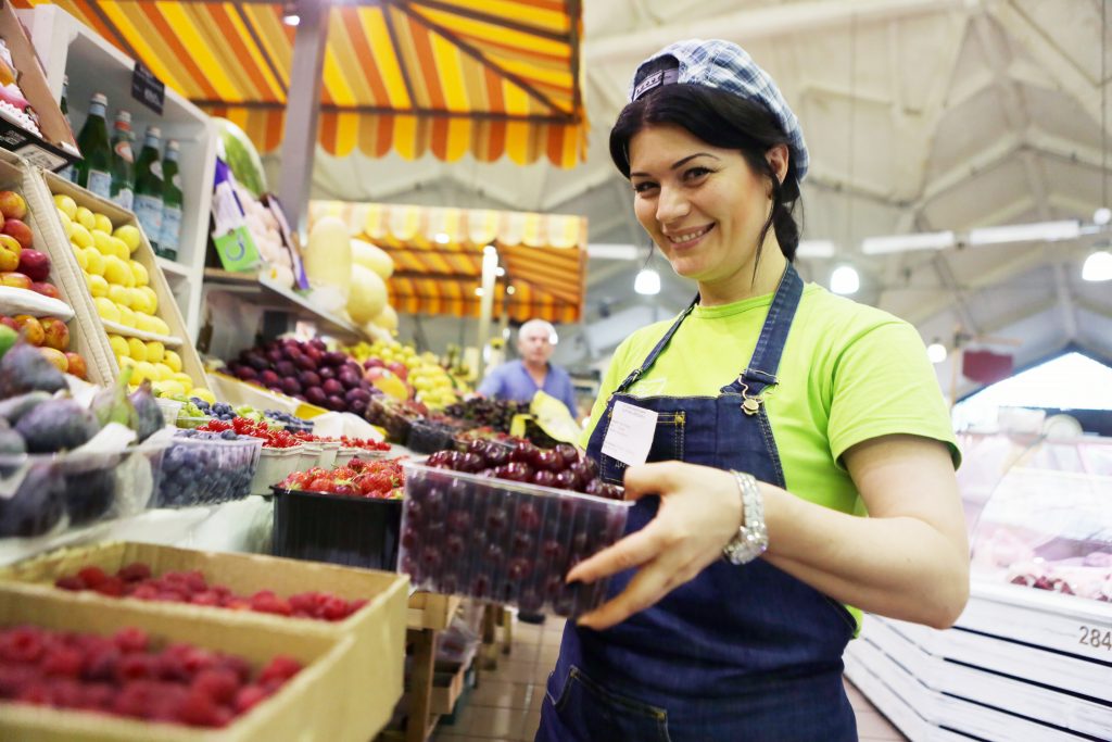 Продавец фруктов. Продавец на рынке. Торговец на рынке. Продавец фруктов на рынке. Продавщица на рынке.