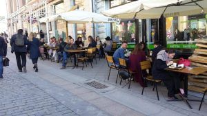 На благоустроенных улицах открылись новые летние кафе. Фото: "Вечерняя Москва"