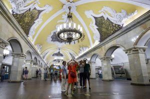 Москвичи распечатают фото из «Инстаграм» на станции метро «Комсомольская»