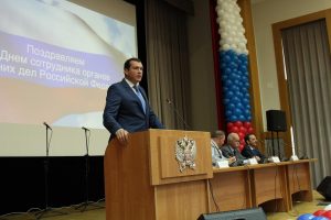 Работников полиции поздравил префект Центрального округа Владимир Говердовский