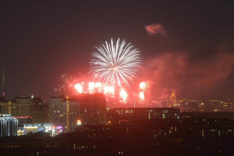 Можно ли в москве взрывать салют. Парк красная Пресня салют. Салют в саду Баумана.