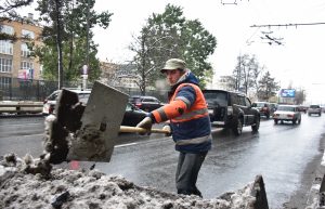 Генеральную уборку города ведут тысячи работников столичного ЖКХ. Фото: архив, «Вечерняя Москва»
