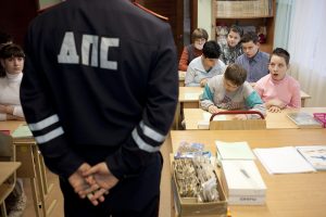 Инспектор ГИБДД проводит занятие с детьми в школе. Фото: "Вечерняя Москва"