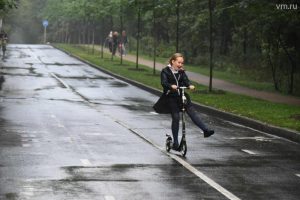 Самокаты городской системы проката оборудуют подстаканниками и держателями для смартфонов. Фото: «Вечерняя Москва»