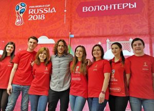Футболист Пуйоль (четвертый слева) приезжал в Москву, чтобы встретится в волонтерами в МГИМО в рамках подготовки к Кубку конфедерации - 2017 Фото: официальный портал мэра и правительства Москвы.