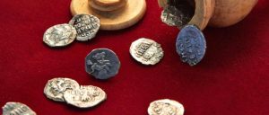 В ходе осмотра также были обнаружены нательный крест, костяная пуговица, монеты ручной чеканки. Фото: mos.ru
