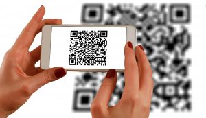 Для того, чтобы скачать электронную книгу в дорогу, достаточно навести камеру смартфона на QR-код и чтиво окажется на вашем устройстве. Фото: pixabay.com