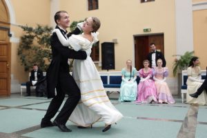 «Георгиевцы» проводят бесплатные уроки по историческому танцу. Фото: «Вечерняя Москва»
