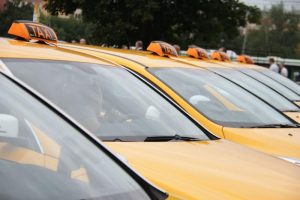 Желтый цвет автомобиля такси расскажет клиенту о легальном статусе перевозчика. Фото: "Вечерняя Москва"