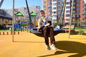 Активно ведутся работы по благоустройству детских площадок на территориях еще нескольких домов. Фото: "Вечерняя Москва"