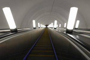 Работы ведутся с целью обеспечения более комфортной поездки пассажиров в метро. Фото: "Вечерняя Москва"