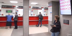 Пассажир на электронном табло увидит номер своего талона и номер билетной кассы, куда ему необходимо подойти. Фото: mos.ru