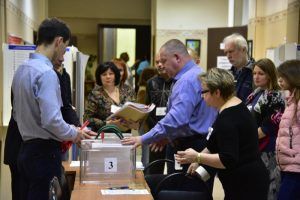 Пока нельзя подсчитать голоса тех граждан, к кому члены избирательной комиссии выезжали на дом. Фото: "Вечерняя Москва"