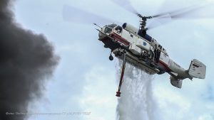 Только в 2017 году экипажами пожарных вертолетов «Московского авиационного центра» для ликвидации ЧС в столице было сброшено более 600 тон огнегасящей жидкости. Фото: пресс-служба префектуры ЦАО