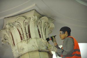 В настоящее время ведутся работы по очищению поверхности купола от старой краски. Фото: Александр Казаков, «Вечерняя Москва»