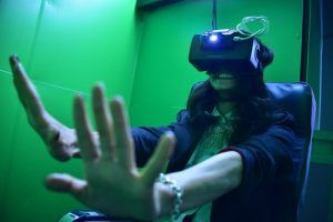 Ролики демонстрировали при помощи специальных шлемов виртуальной реальности. Фото: Антон Гердо, «Вечерняя Москва»
