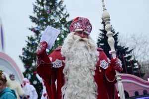 Сразу несколько площадок 4 января посетит Дед Мороз. Фото: Наталья Феоктистова, «Вечерняя Москва»