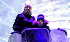 Дети смогут покататься на горках, увидят ледяные скульптуры и яркую шоу-программу. Фото: «Вечерняя Москва»