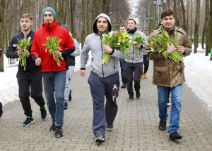 Для представительниц прекрасного пола организаторы приготовили в подарок цветы, которые будут раздаваться на территории парка в течение праздничной программы. Фото: mos.ru