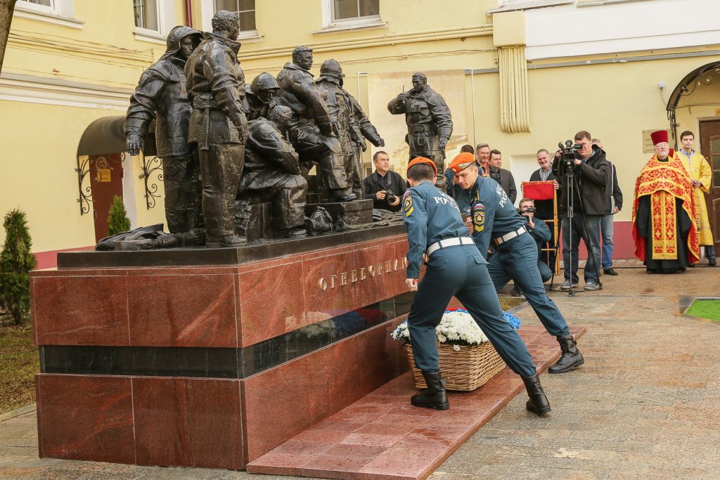 Открытие г москва. Памятник спасателям в Москве. Памятник огнеборцам Москвы. Памятник спасателям и пожарным в Москве. Памятник МЧС В Москве.