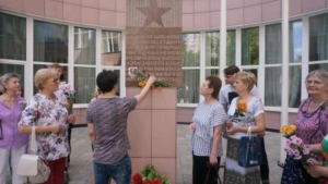 Школьники возложили цветы к обелиску 129-й стрелковой дивизии. Фото: официальный сайт Пушкинской школы №1500