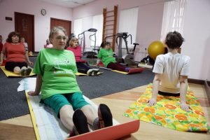 Восемь пенсионеров записались на занятия по йоге в школу «На Домниковке»