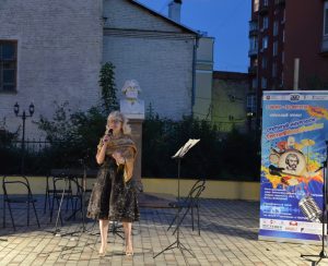 Горожан пригласили на концерт в сквер возле библиотеки имени Ивана Тургенева. Фото: официальная страница проекта «Открытый микрофон–ТургенеVMusicWordFest» в социальной сети «ВКонтакте»