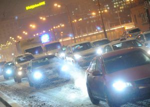 Движение транспорта ограничили на проспекте Академика Сахарова. Фото: Александр Кожохин, «Вечерняя Москва»