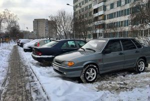 Некоторые автомобилисты продлили абонементы на парковочные места. Фото: Анна Быкова