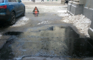 Сотрудники «Жилищника» ликвидировали дефекты проезжей части на Мясницкой улице. Фото предоставлено в ГБУ «Жилищник»