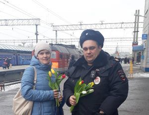 Акция «Подарим женщинам цветы» прошла на Ярославском вокзале. Фото предоставлено ЛУ МВД России на станции «Москва-Ярославская»