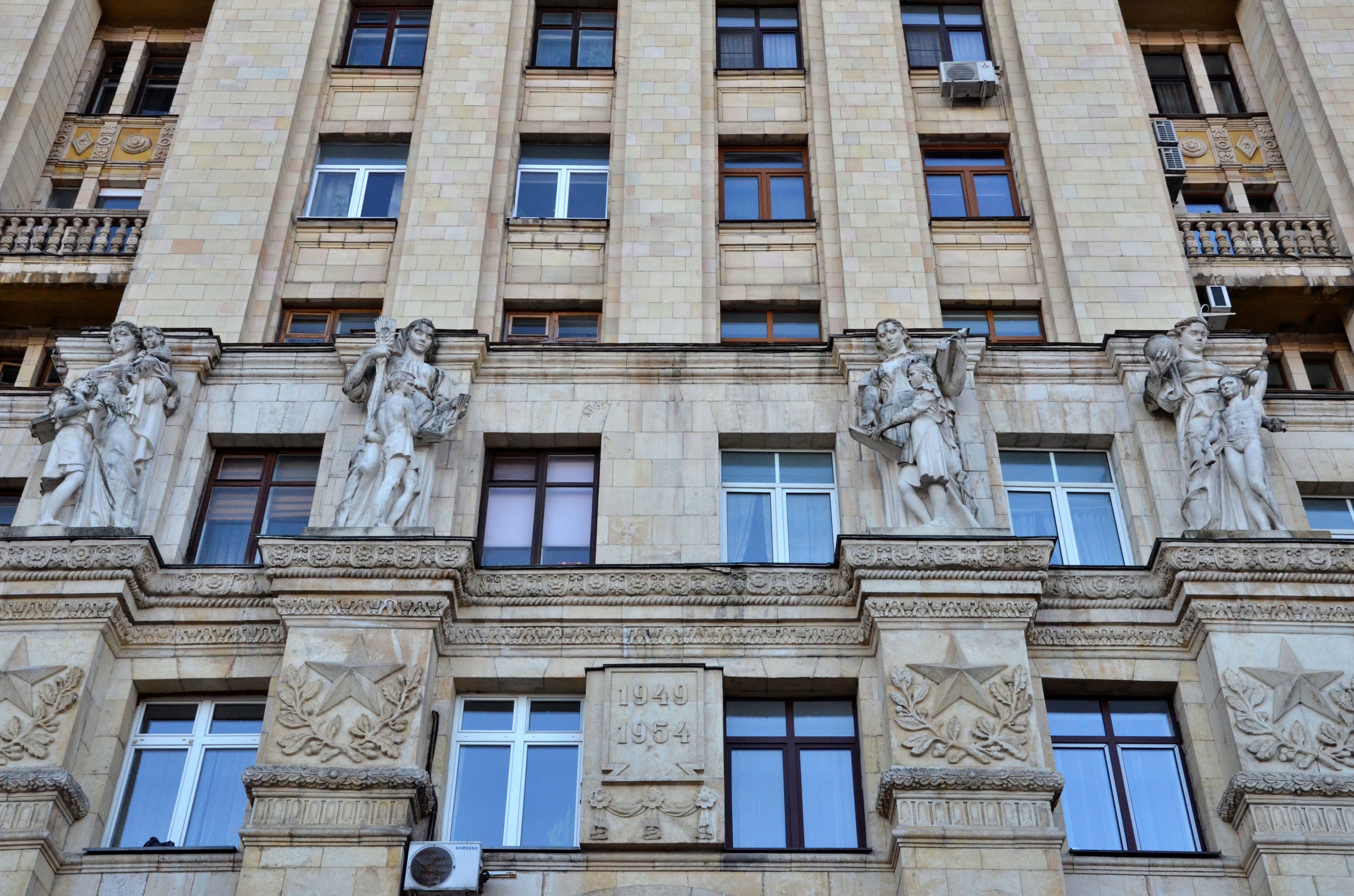 Жить в здании. Мемориальная доска Ромэну Гари в Москве. Фото Москвы в 1247 году.