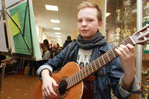 Занятия по игре на гитаре организуют в районной школе. Фото: Наталия Нечаева, «Вечерняя Москва»