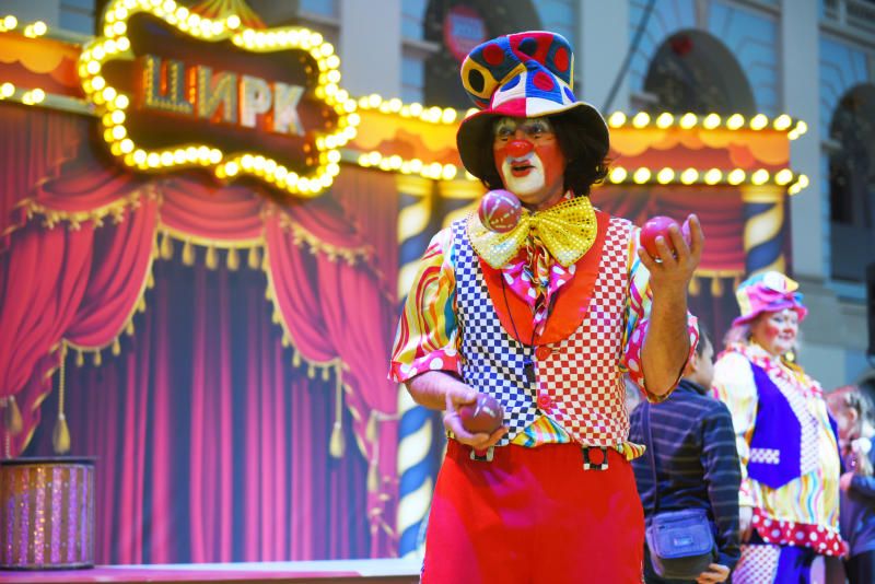 Цирк про клоунов. Клоун в цирке. Клоунада в цирке. Клоун из цирка. Клоун выступает.