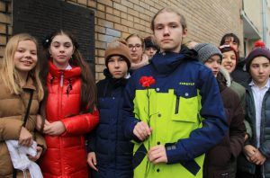 Торжественную линейку организуют в школе №1500. Фото: Наталия Нечаева, «Вечерняя Москва»