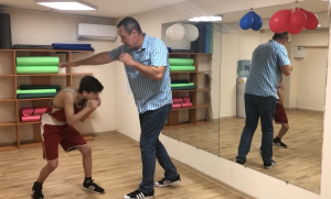 Онлайн-урок по боксу организовали для спортсменов района. Фото: скриншот из видео в социальных сетях филиала «Красносельский» ГБУ «Центр»