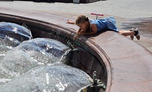 Эффектные фонтаны обустроили в столице в рамках программы «Мой район». Фото: Анна Быкова