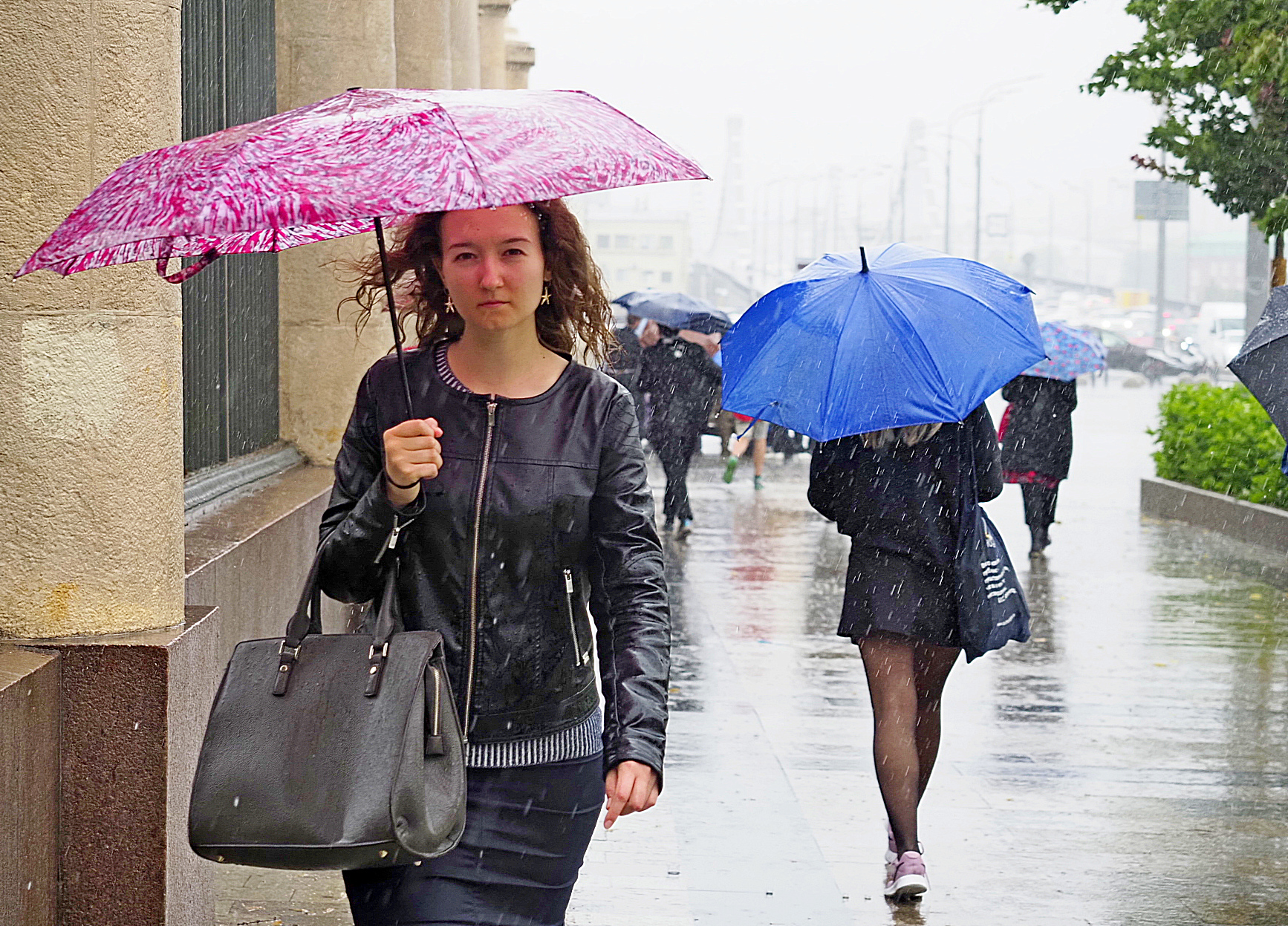 Неделя будет дождливо. Небольшой дождь. Дождик в Москве. Небольшой дождь в Москве. Москва в дождливую погоду.