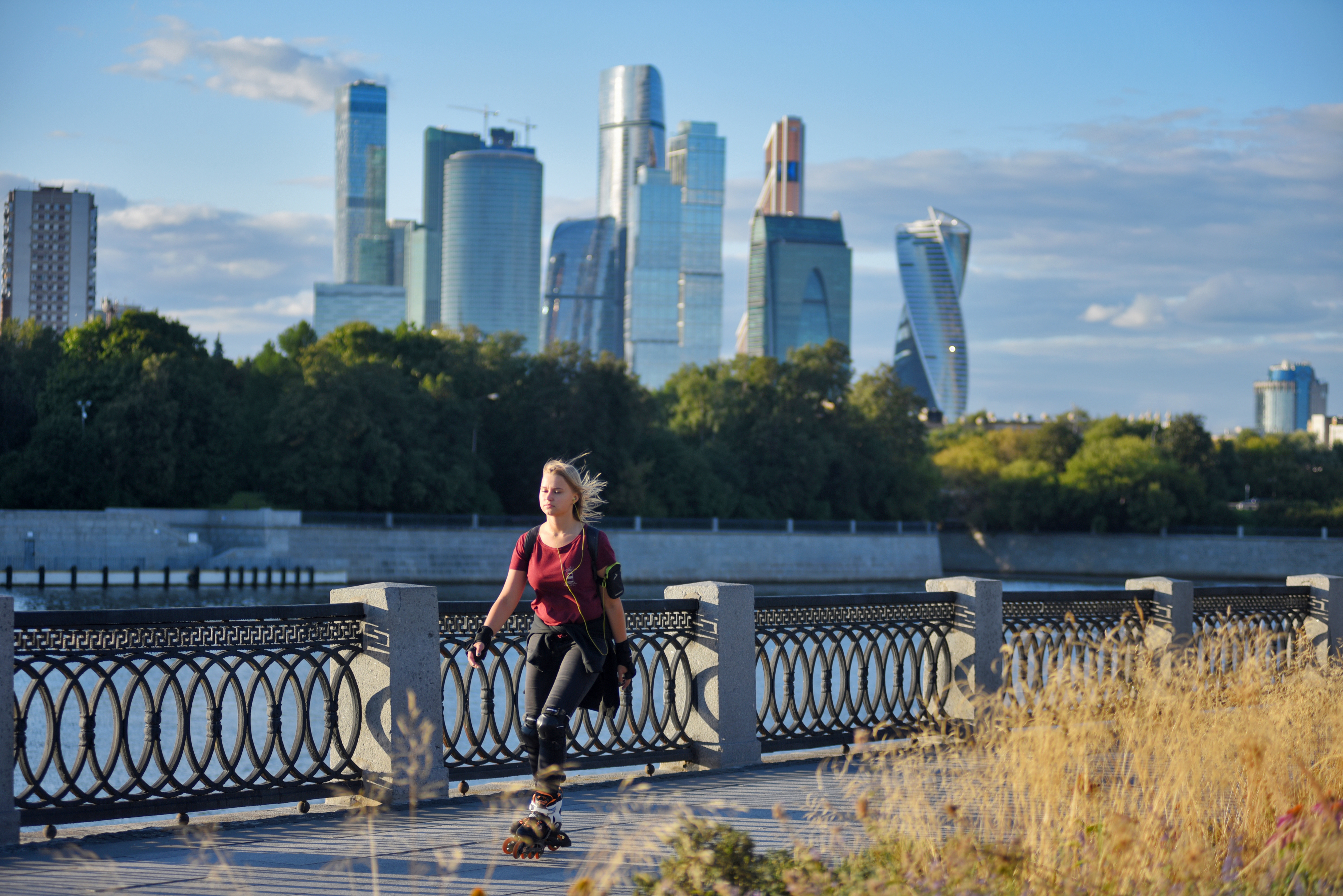 Набережная москва сити. Парк Шевченко Москва. Сити парк Москва. Фотосессия на набережной Москвы. Прогулка в районе Москва Сити на набережной.