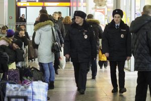 Специалисты проверили пассажиров на ношение масок и перчаток на Казанском вокзале. Фото: Антон Гердо, «Вечерняя Москва»