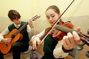 Дети смогут научится играть на скрипке в школе имени Николая Рубинштейна. Фото: Наталия Нечаева, «Вечерняя Москва»