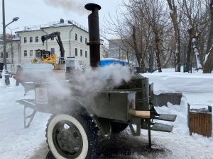 Полевые кухни и автобусы для обогрева коммунальщиков, убирающих снег , разместили во всех районах ЦАО. Фото: пресс-служба префектуры ЦАО