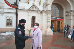 Представители районной транспортной полиции поздравили женщин с 8 Марта. Фото предоставлено ЛУ МВД на станции Москва-Рязанская