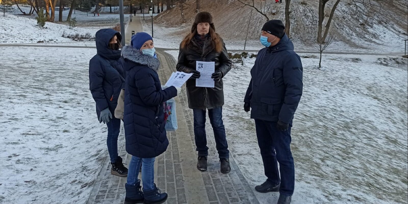 Более двух тысяч. Жители Москвы. Встречают проверку зимой.