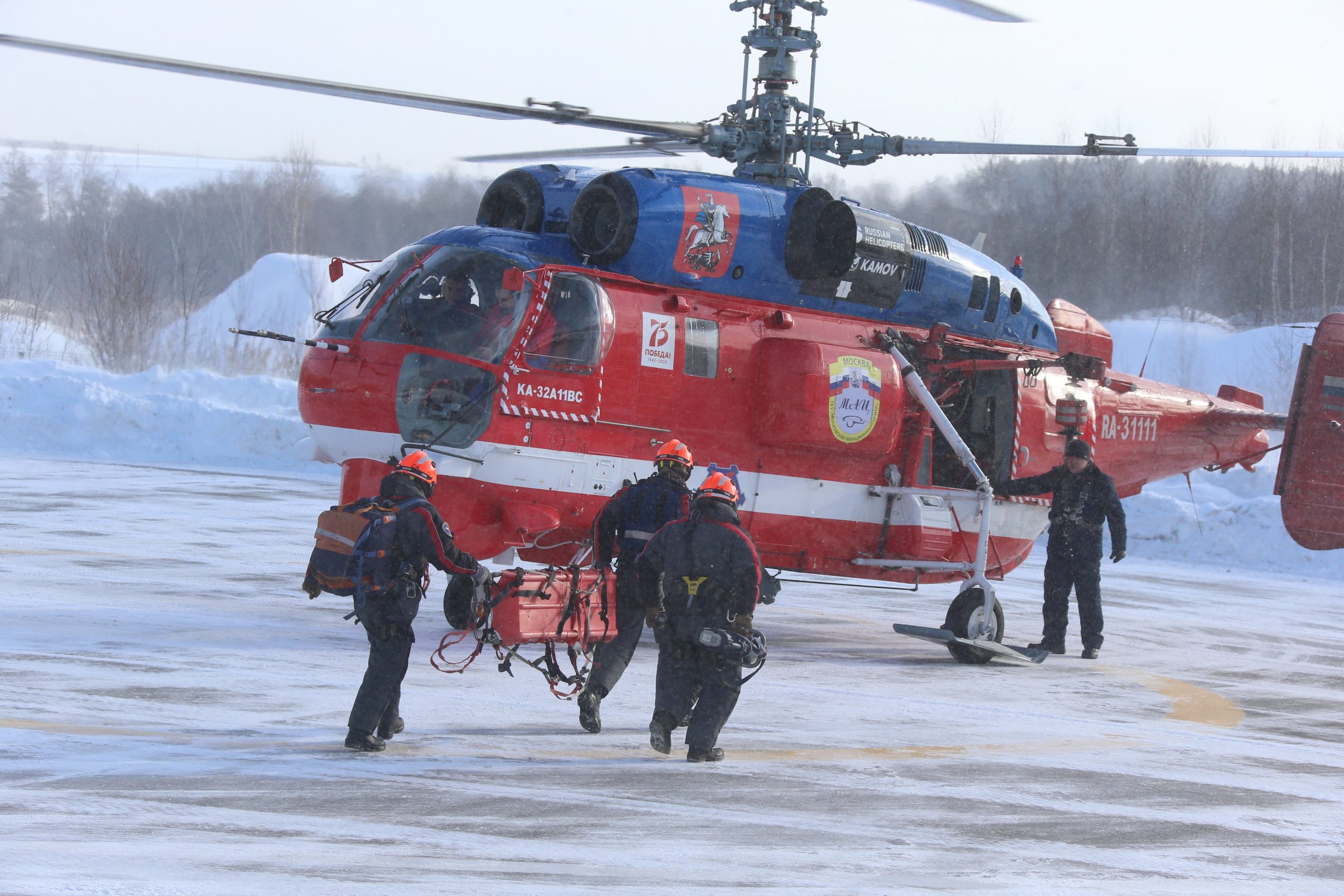 Вертолеты Московского авиационного центра. Пожарные лётчикив работе. Пожарный вертолёт спасает. Спасатели летчики Москвы и области.