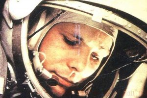 Биографию космонавта Юрия Гагарина узнают посетители в библиотеке №267. Фото: сайт мэра Москвы